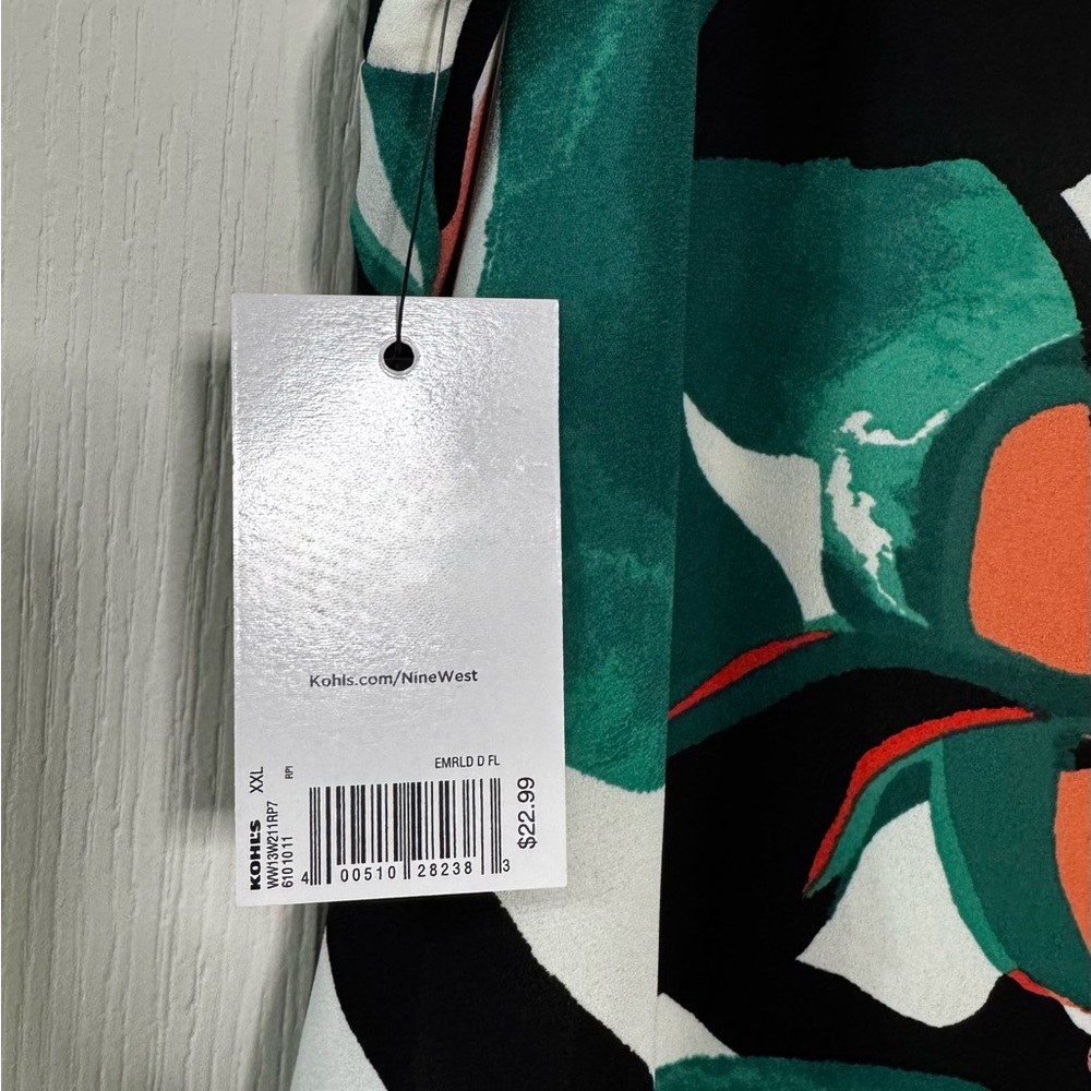 NWT Nine West Black and Green Floral Tank Top - Picture 4 of 4